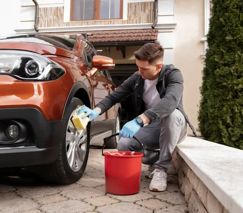 Lavage auto à domicile Porte du Ried : professionnel intervenant sur un véhicule